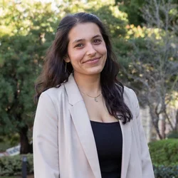 A headshot of graduate student researcher, Shiraz de Vreede